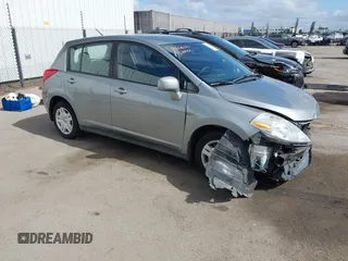 2011 Nissan Versa S z VIN 3N1BC1CP9BL501704, wystawiony jako IAAI lot #42249524 z przebiegiem 99 149 mil mil oraz . Historia ofert i sprzedaży dostępna na DreamBid. Obrazek 1.