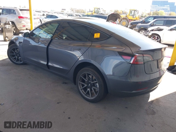 2023 Tesla Model 3 z VIN 5YJ3E1EA5PF639346, wystawiony jako IAAI lot #41896608 z przebiegiem 25 618 mil mil oraz . Historia ofert i sprzedaży dostępna na DreamBid. Obrazek 3.