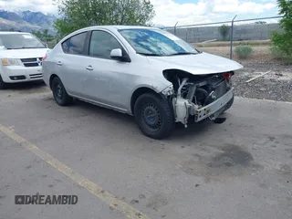 2013 Nissan Versa S Plus z VIN 3N1CN7AP5DL860166, wystawiony jako IAAI lot #42272580 z przebiegiem 155 510 mil mil oraz . Historia ofert i sprzedaży dostępna na DreamBid. Obrazek 1.