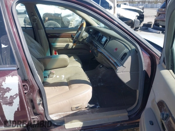 2003 Mercury Grand Marquis LS Premium z VIN 2MEFM75W73X650193, wystawiony jako IAAI lot #41803310 z przebiegiem 151 719 mil mil oraz . Historia ofert i sprzedaży dostępna na DreamBid. Obrazek 5.