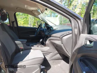 2019 Ford Escape SE z VIN 1FMCU9GD7KUB23316, wystawiony jako IAAI lot #42138654 z przebiegiem 145 857 mil mil oraz . Historia ofert i sprzedaży dostępna na DreamBid. Obrazek 5.