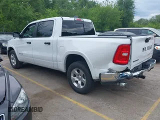 2025 Ram 1500 Big Horn z VIN 1C6SRFFP4SN562194, wystawiony jako IAAI lot #42213184 z przebiegiem 25 704 mil mil oraz . Historia ofert i sprzedaży dostępna na DreamBid. Obrazek 3.