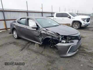 2023 Toyota Camry LE z VIN 4T1C11AKXPU825039, wystawiony jako IAAI lot #41519691 z przebiegiem 19 313 mil mil oraz . Historia ofert i sprzedaży dostępna na DreamBid. Obrazek 1.