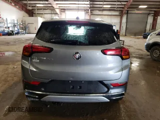 2023 Buick Encore GX Essence z VIN KL4MMFSL7PB064089, wystawiony jako Copart lot #59337995 z przebiegiem Nie podano mil oraz Nie do naprawy • Non repairable. Historia ofert i sprzedaży dostępna na DreamBid. Obrazek 6.