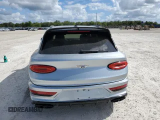 2022 Bentley Bentayga V8 z VIN SJAAM2ZV9NC011752, wystawiony jako Copart lot #79142714 z przebiegiem Nie podano mil oraz Nie do naprawy. Historia ofert i sprzedaży dostępna na DreamBid. Obrazek 6.