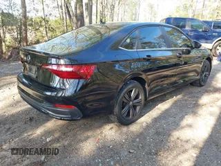 2024 Volkswagen Jetta SE z VIN 3VW7M7BU4RM033506, wystawiony jako IAAI lot #41994422 z przebiegiem 15 066 mil mil oraz . Historia ofert i sprzedaży dostępna na DreamBid. Obrazek 4.