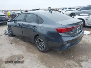 2023 Kia Forte LXS z VIN 3KPF24AD5PE682954, wystawiony jako IAAI lot #41510428 z przebiegiem 15 928 mil mil oraz . Historia ofert i sprzedaży dostępna na DreamBid. Obrazek 3.