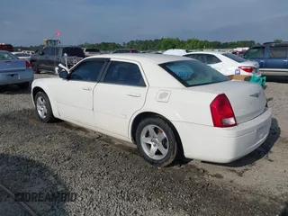 2006 Chrysler 300 z VIN 2C3KA43R26H297580, wystawiony jako IAAI lot #42230763 z przebiegiem 215 375 mil mil oraz . Historia ofert i sprzedaży dostępna na DreamBid. Obrazek 3.