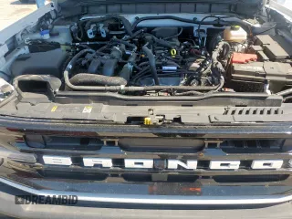 2024 Ford Bronco Outer Banks z VIN 1FMDE8BH8RLA81101, wystawiony jako Copart lot #56736785 z przebiegiem 5 437 mil mil oraz Szkoda całkowita • Salvage title. Historia ofert i sprzedaży dostępna na DreamBid. Obrazek 12.
