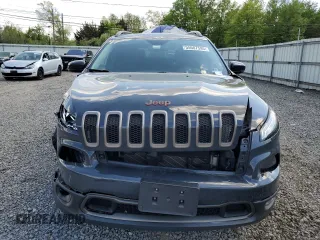 2017 Jeep Cherokee 75th Anniversary Edition z VIN 1C4PJMCB6HW568617, wystawiony jako Copart lot #55607595 z przebiegiem 83 662 mil mil oraz Szkoda całkowita • Salvage title. Historia ofert i sprzedaży dostępna na DreamBid. Obrazek 5.