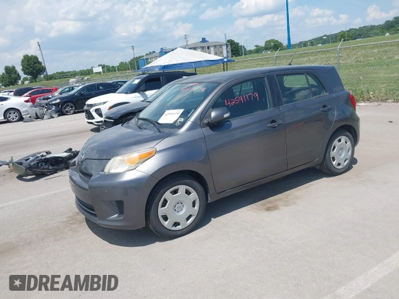 2010 Scion xD z VIN JTKKU4B46A1002781, wystawiony jako IAAI lot #42591179 z przebiegiem 215 788 mil mil oraz . Historia ofert i sprzedaży dostępna na DreamBid. Obrazek 2.