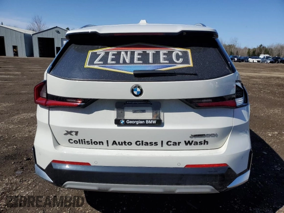 2023 BMW X1 xDrive28i z VIN WBX73EF08P5W93989, wystawiony jako Copart lot #51794235 z przebiegiem 43 271 mil mil oraz Czysty tytuł • Clean title. Historia ofert i sprzedaży dostępna na DreamBid. Obrazek 6.