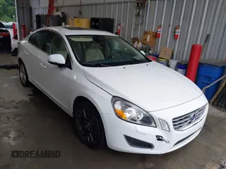 2013 Volvo S60 T5 Premier z VIN YV1612FSXD2196030, wystawiony jako IAAI lot #42316170 z przebiegiem 124 415 mil mil oraz . Historia ofert i sprzedaży dostępna na DreamBid. Obrazek 1.