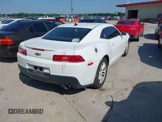 2015 Chevrolet Camaro LS z VIN 2G1FB1E37F9293805, wystawiony jako IAAI lot #42393142 z przebiegiem 138 288 mil mil oraz . Historia ofert i sprzedaży dostępna na DreamBid. Obrazek 4.