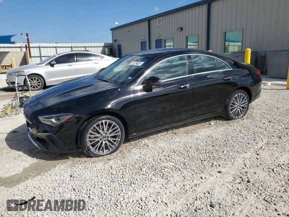 2025 Mercedes-Benz CLA 250 z VIN W1K5J4GB3SN528161, wystawiony jako Copart lot #49982195 z przebiegiem 10 455 mil mil oraz Czysty tytuł • Clean title. Historia ofert i sprzedaży dostępna na DreamBid. Obrazek 1.