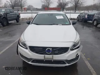 2015 Volvo V60 Cross Country T5 with VIN YV4612HK1F1001764, listed as a IAAI auction lot 41560997 with 69,888 mi miles. Bid and sale history available at carsss.com. Image 12.