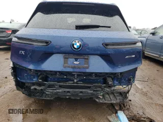 2023 BMW iX xDrive50 z VIN WB523CF04PCM84946, wystawiony jako Copart lot #47995414 z przebiegiem 6037 mil mil oraz . Historia ofert i sprzedaży dostępna na DreamBid. Obrazek 6.