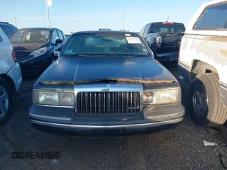 1994 Lincoln Town Car Signature z VIN 1LNLM82W9RY699141, wystawiony jako IAAI lot #41933771 z przebiegiem Nie podano mil oraz . Historia ofert i sprzedaży dostępna na DreamBid. Obrazek 6.