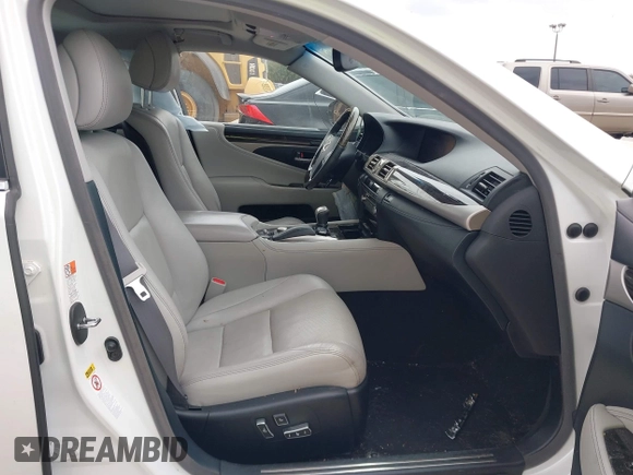 2015 Lexus LS with VIN JTHBL5EF3F5136885, listed as a IAAI auction lot 41611555 with 20,190 mi miles. Bid and sale history available at carsss.com. Image 5.