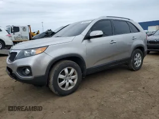 2013 Kia Sorento LX z VIN 5XYKT4A68DG341835, wystawiony jako Copart lot #58006345 z przebiegiem 145 987 mil mil oraz Tytuł czysty. Historia ofert i sprzedaży dostępna na DreamBid. Obrazek 1.