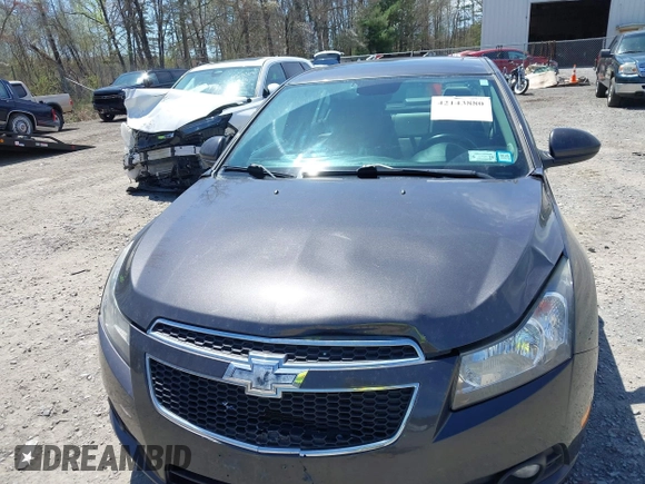 2014 Chevrolet Cruze 1LT z VIN 1G1PC5SB7E7352808, wystawiony jako IAAI lot #42143880 z przebiegiem 111 865 mil mil oraz . Historia ofert i sprzedaży dostępna na DreamBid. Obrazek 6.