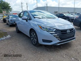 2025 Nissan Versa SV z VIN 3N1CN8EV9SL813606, wystawiony jako IAAI lot #42515499 z przebiegiem 17 279 mil mil oraz . Historia ofert i sprzedaży dostępna na DreamBid. Obrazek 1.