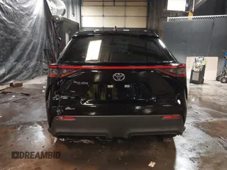 2024 Toyota bZ4X XLE z VIN JTMAAAAA3RA043494, wystawiony jako IAAI lot #41509723 z przebiegiem 5 279 mil mil oraz . Historia ofert i sprzedaży dostępna na DreamBid. Obrazek 17.
