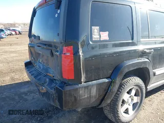 2010 Jeep Commander Sport z VIN 1J4RG4GK4AC158319, wystawiony jako IAAI lot #41824621 z przebiegiem 63 061 mil mil oraz . Historia ofert i sprzedaży dostępna na DreamBid. Obrazek 12.