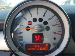 2010 MINI Clubman z VIN WMWML3C59ATX37695, wystawiony jako Copart lot #50553525 z przebiegiem 122 247 mil mil oraz Szkoda całkowita • Salvage title. Historia ofert i sprzedaży dostępna na DreamBid. Obrazek 9.