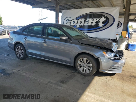 2015 Volkswagen Jetta SE z VIN 3VWD17AJ0FM293139, wystawiony jako Copart lot #61503405 z przebiegiem 100 045 mil mil oraz Czysty tytuł • Clean title. Historia ofert i sprzedaży dostępna na DreamBid. Obrazek 4.