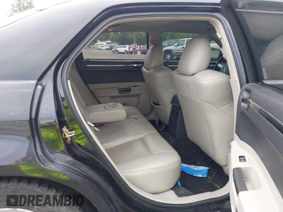 2006 Chrysler 300 C z VIN 2C3LA63H66H412270, wystawiony jako IAAI lot #42479868 z przebiegiem 143 476 mil mil oraz . Historia ofert i sprzedaży dostępna na DreamBid. Obrazek 8.