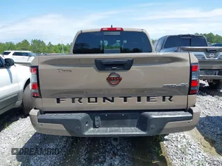 2023 Nissan Frontier Pro-4X z VIN 1N6ED1EK1PN602636, wystawiony jako IAAI lot #42018405 z przebiegiem 58 012 mil mil oraz . Historia ofert i sprzedaży dostępna na DreamBid. Obrazek 16.