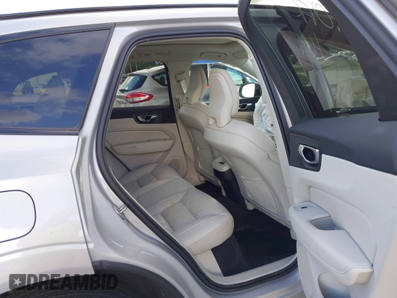 2024 Volvo XC60 Core Dark Theme z VIN YV4L12RK1R1908391, wystawiony jako IAAI lot #41212899 z przebiegiem 9083 mil mil oraz . Historia ofert i sprzedaży dostępna na DreamBid. Obrazek 8.