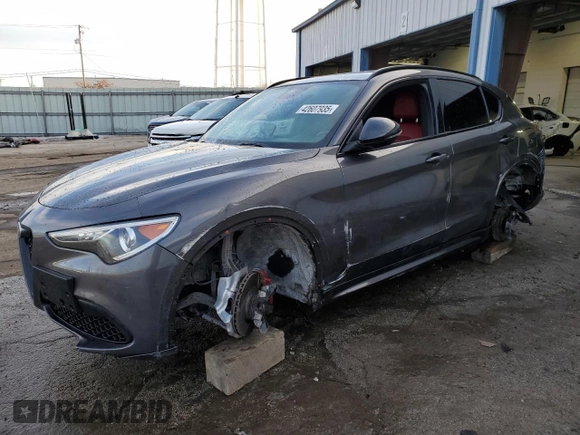 2021 Alfa Romeo Stelvio Ti z VIN ZASPAKBN0M7D11271, wystawiony jako Copart lot #42607935 z przebiegiem 47 796 mil mil oraz Szkoda całkowita • Salvage title. Historia ofert i sprzedaży dostępna na DreamBid. Obrazek 1.