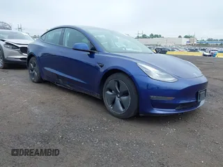 2022 Tesla Model 3 Long Range z VIN 5YJ3E1EB1NF115049, wystawiony jako IAAI lot #42270692 z przebiegiem 53 952 mil mil oraz . Historia ofert i sprzedaży dostępna na DreamBid. Obrazek 1.