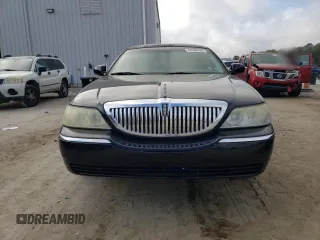 2003 Lincoln Town Car Executive z VIN 1L1FM81W23Y631965, wystawiony jako Copart lot #44536145 z przebiegiem 43 743 mil mil oraz Czysty tytuł • Clean title. Historia ofert i sprzedaży dostępna na DreamBid. Obrazek 5.