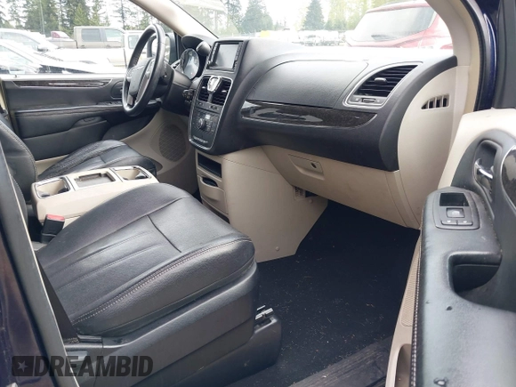 2014 Chrysler Town & Country Touring with VIN 2C4RC1BG0ER211050, listed as a IAAI auction lot 42086523 with 131,434 mi miles. Bid and sale history available at carsss.com. Image 5.