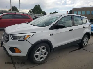 2017 Ford Escape S z VIN 1FMCU0F79HUC85108, wystawiony jako Copart lot #64765355 z przebiegiem 83 012 mil mil oraz Szkoda całkowita • Salvage title. Historia ofert i sprzedaży dostępna na DreamBid. Obrazek 1.