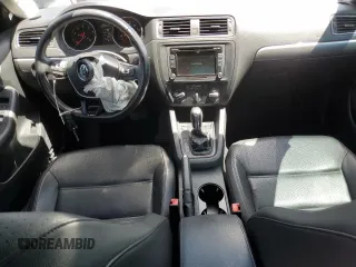 2015 Volkswagen Jetta SE z VIN 3VWD07AJ2FM296420, wystawiony jako Copart lot #61103085 z przebiegiem 72 579 mil mil oraz Szkoda całkowita • Salvage title. Historia ofert i sprzedaży dostępna na DreamBid. Obrazek 8.