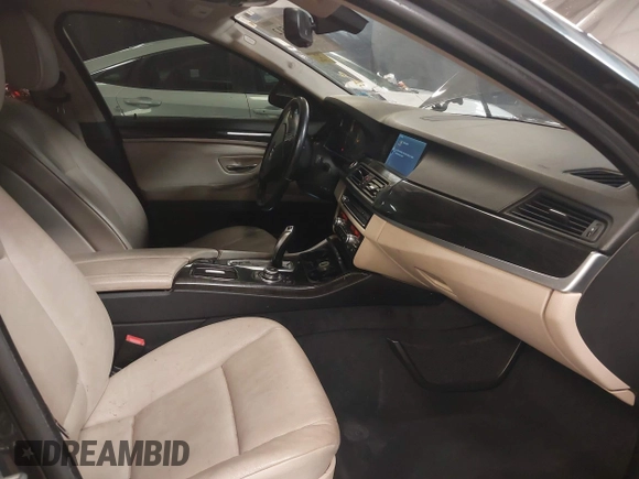 2011 BMW 5 Series 535i xDrive z VIN WBAFU7C50BC779011, wystawiony jako IAAI lot #42461512 z przebiegiem 136 980 mil mil oraz . Historia ofert i sprzedaży dostępna na DreamBid. Obrazek 5.