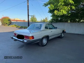 1981 Mercedes-Benz 380 SL z VIN WDBBA45A3BB007951, wystawiony jako Copart lot #60177805 z przebiegiem 89 643 mil mil oraz Czysty tytuł • Clean title. Historia ofert i sprzedaży dostępna na DreamBid. Obrazek 4.