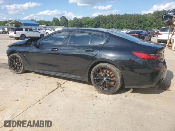2020 BMW 8 Series M850i z VIN WBAGV8C08LCD46679, wystawiony jako Copart lot #56163785 z przebiegiem Nie podano mil oraz Czysty tytuł • Clean title. Historia ofert i sprzedaży dostępna na DreamBid. Obrazek 2.