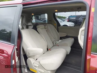 2011 Toyota Sienna LE AAS z VIN 5TDKK3DC1BS023229, wystawiony jako IAAI lot #42326263 z przebiegiem 249 693 mil mil oraz . Historia ofert i sprzedaży dostępna na DreamBid. Obrazek 8.