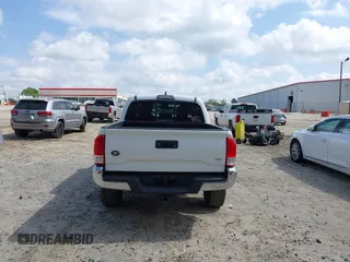 2017 Toyota Tacoma SR5 z VIN 3TMAZ5CN8HM045727, wystawiony jako IAAI lot #41962213 z przebiegiem 88 042 mil mil oraz . Historia ofert i sprzedaży dostępna na DreamBid. Obrazek 16.