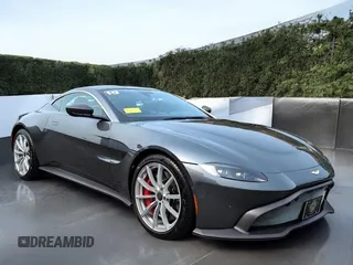 2019 Aston Martin Vantage z VIN SCFSMGAW4KGN014XX, wystawiony jako Copart lot #52846185 z przebiegiem 9 829 mil mil oraz Czysty tytuł • Clean title. Historia ofert i sprzedaży dostępna na DreamBid. Obrazek 1.