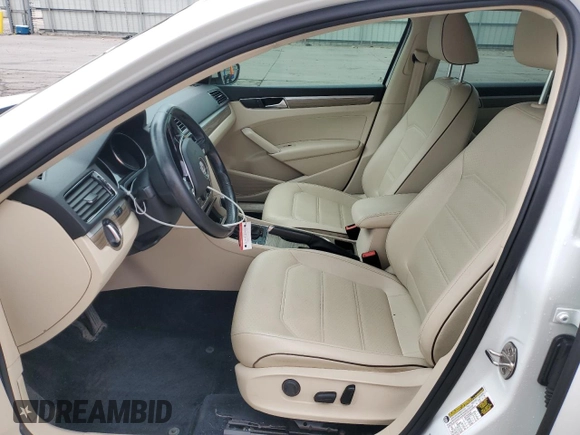 2018 Volkswagen Passat SE z VIN 1VWBA7A32JC021694, wystawiony jako Copart lot #57619625 z przebiegiem 113 172 mil mil oraz Szkoda całkowita • Salvage title. Historia ofert i sprzedaży dostępna na DreamBid. Obrazek 7.