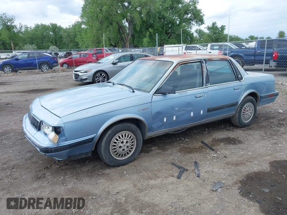 1991 Oldsmobile Cutlass Ciera z VIN 1G3AM54N3M6309525, wystawiony jako IAAI lot #42261904 z przebiegiem 121 774 mil mil oraz . Historia ofert i sprzedaży dostępna na DreamBid. Obrazek 2.