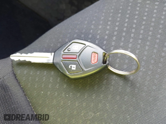 2015 Mitsubishi Outlander ES z VIN 4A4AR3AU0FE008844, wystawiony jako IAAI lot #41531750 z przebiegiem 51 185 mil mil oraz . Historia ofert i sprzedaży dostępna na DreamBid. Obrazek 11.