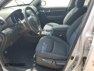 2012 Kia Sorento LX z VIN 5XYKT3A60CG200444, wystawiony jako Copart lot #60508715 z przebiegiem 47 935 mil mil oraz Czysty tytuł • Clean title. Historia ofert i sprzedaży dostępna na DreamBid. Obrazek 7.