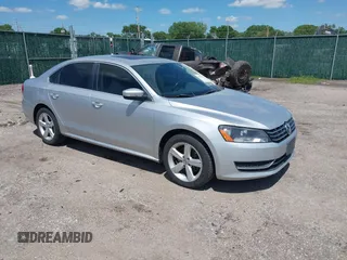 2013 Volkswagen Passat SE z VIN 1VWBN7A3XDC072918, wystawiony jako IAAI lot #42381396 z przebiegiem 180 103 mil mil oraz . Historia ofert i sprzedaży dostępna na DreamBid. Obrazek 1.